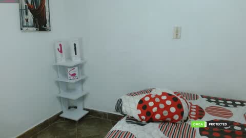 annie cherry independent model online show from 16, 1, 2025