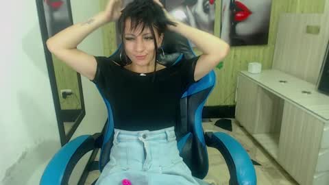 Snapshot of anniee_x chatting on 1, 3, 2025 Anniee online show from 1, 3, 2025