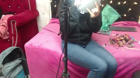 Annie online show from 16, 9, 2025