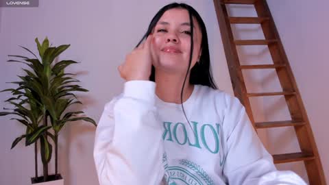 Snapshot of anniie_0 chatting on 5, 2, 2025 Annie online show from 5, 2, 2025
