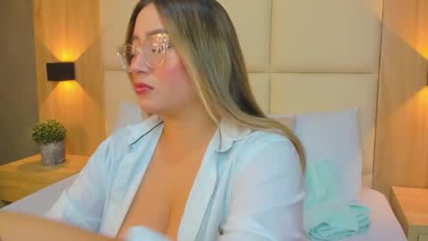 A N T O N E L L A  online show from 22, 12, 2025