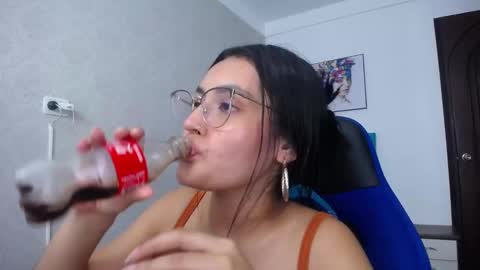 Snapshot of antonella_sweetlittle chatting on 4, 3, 2025 Antonella online show from 4, 3, 2025