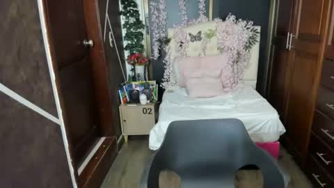 A N T O N E L L A online show from 17, 10, 2025