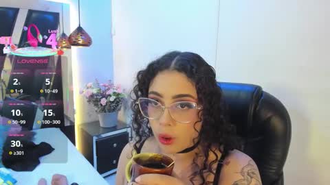 Snapshot of antonellepiercee chatting on 3, 10, 2025 A N T O N E L L E  online show from 3, 10, 2025