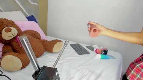 Snapshot of any_petitte chatting on 19, 12, 2024 ANY online show from 19, 12, 2024