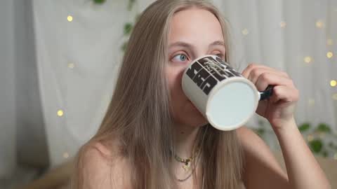 Snapshot of appr0ved chatting on 4, 1, 2025 REYNA my friend online show from 4, 1, 2025