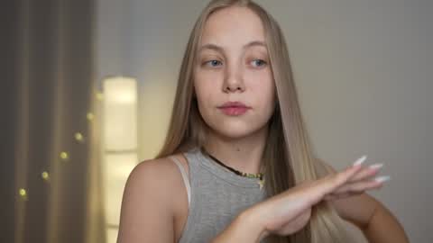 Snapshot of appr0ved chatting on 5, 1, 2025 REYNA my friend online show from 5, 1, 2025
