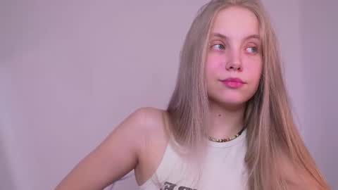 Snapshot of appr0ved chatting on 6, 3, 2025 REYNA my friend online show from 6, 3, 2025
