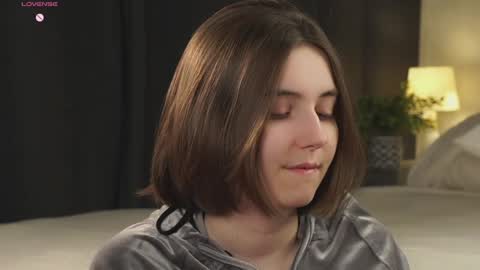 Snapshot of approche_toi_petite chatting on 26, 3, 2026 Meghan online show from 26, 3, 2026