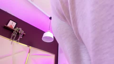 Snapshot of april_bowie chatting on 8, 10, 2025 April online show from 8, 10, 2025