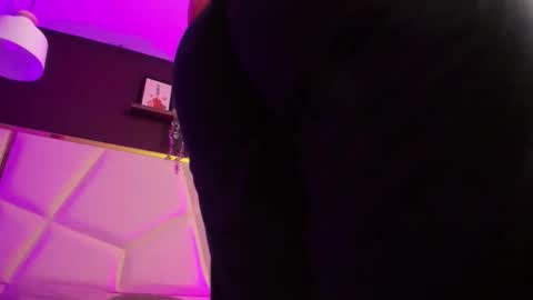 Snapshot of april_bowie chatting on 17, 10, 2025 April online show from 17, 10, 2025