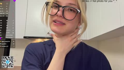 Snapshot of ardisparty chatting on 27, 4, 2026 Caroline online show from 27, 4, 2026