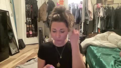 Snapshot of ariicutekitty chatting on 6, 3, 2025 airskiii online show from 6, 3, 2025
