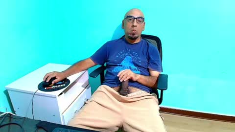 Snapshot of arnelux72 chatting on 7, 7, 2026 arnelux72 online show from 7, 7, 2026