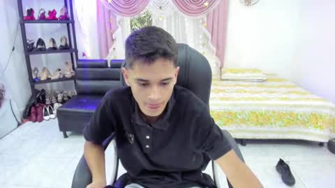 Snapshot of aron_boyy chatting on 13, 9, 2025 Aaron online show from 13, 9, 2025