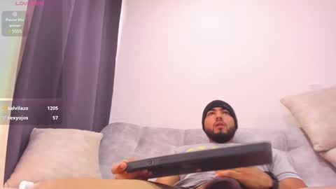 Snapshot of arturguy01 chatting on 5, 1, 2025 arturguy01 online show from 5, 1, 2025