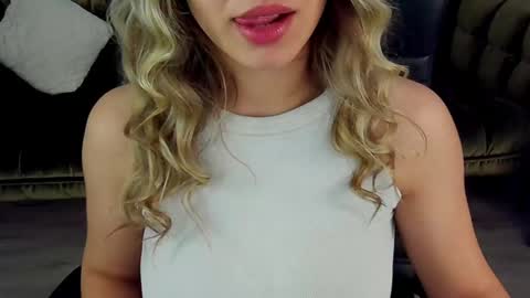 Snapshot of astraluxe_ chatting on 4, 1, 2025 Asta online show from 4, 1, 2025