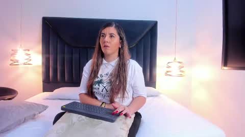 Aura Evans online show from 9, 9, 2025