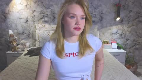 Snapshot of aurora_golden chatting on 3, 3, 2026 Kate online show from 3, 3, 2026