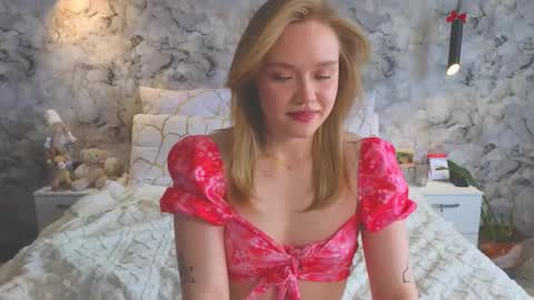 Snapshot of aurora_golden chatting on 7, 3, 2026 Kate online show from 7, 3, 2026