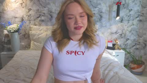 Snapshot of aurora_golden chatting on 8, 4, 2026 Kate online show from 8, 4, 2026