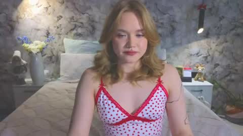 Snapshot of aurora_golden chatting on 12, 4, 2026 Kate online show from 12, 4, 2026