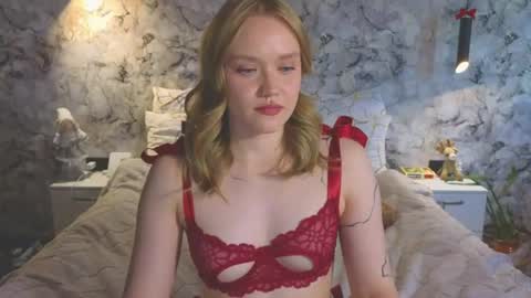 Snapshot of aurora_golden chatting on 18, 6, 2026 Kate online show from 18, 6, 2026