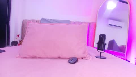 auroraa_miller online show from 2, 12, 2025