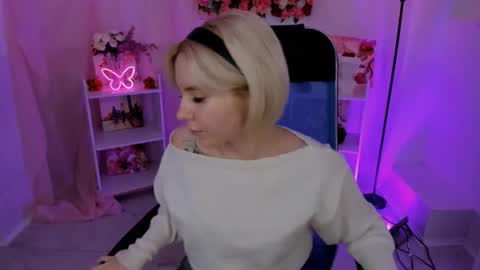 Snapshot of aurorawrenfield chatting on 4, 11, 2025 aurorawrenfield online show from 4, 11, 2025