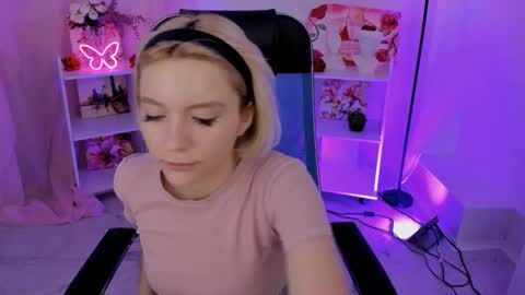 Snapshot of aurorawrenfield chatting on 5, 11, 2025 aurorawrenfield online show from 5, 11, 2025