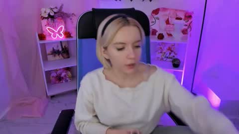 Snapshot of aurorawrenfield chatting on 12, 11, 2025 aurorawrenfield online show from 12, 11, 2025