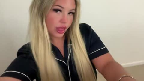 Snapshot of averybabyyx chatting on 1, 6, 2026 ur gf online show from 1, 6, 2026