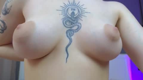 Snapshot of avgustina_love chatting on 1, 2, 2025 avgustina_love online show from 1, 2, 2025