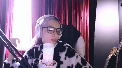 Snapshot of avi_nile chatting on 23, 10, 2025 Avriel online show from 23, 10, 2025