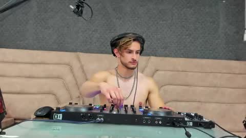 Axel  online show from 17, 5, 2026