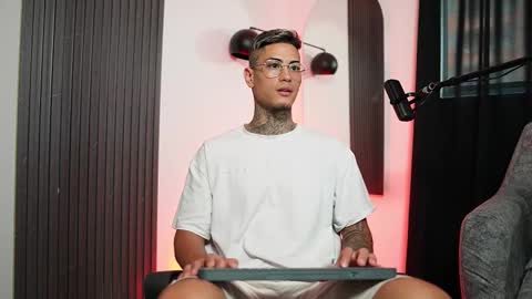 Agustin online show from 5, 3, 2025