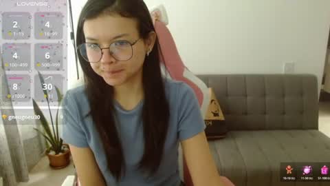 Snapshot of azu_chan chatting on 4, 7, 2026 Azu online show from 4, 7, 2026