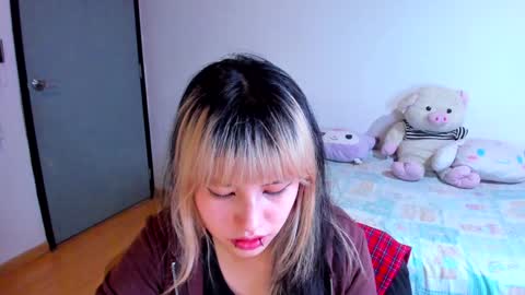 Snapshot of azu_moure chatting on 6, 12, 2024 Azu Moure online show from 6, 12, 2024