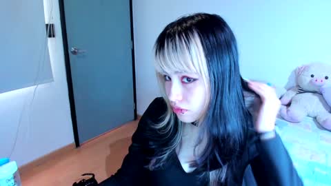 Snapshot of azu_moure chatting on 7, 12, 2024 Azu Moure online show from 7, 12, 2024