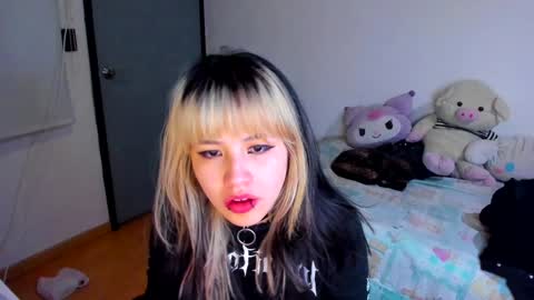 Snapshot of azu_moure chatting on 12, 12, 2024 Azu Moure online show from 12, 12, 2024