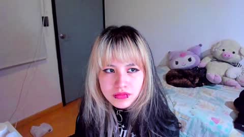 Snapshot of azu_moure chatting on 12, 12, 2024 Azu Moure online show from 12, 12, 2024