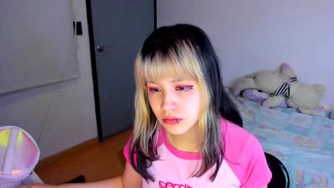 Snapshot of azu_moure chatting on 17, 12, 2024 Azu Moure online show from 17, 12, 2024