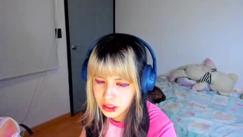 Snapshot of azu_moure chatting on 17, 12, 2024 Azu Moure online show from 17, 12, 2024