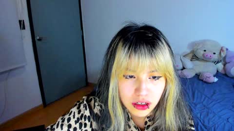 Snapshot of azu_moure chatting on 4, 1, 2025 Azu Moure online show from 4, 1, 2025