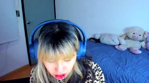 Snapshot of azu_moure chatting on 4, 1, 2025 Azu Moure online show from 4, 1, 2025