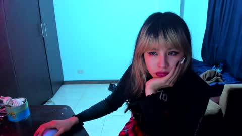 Snapshot of azu_moure chatting on 6, 1, 2025 Azu Moure online show from 6, 1, 2025