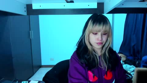 Snapshot of azu_moure chatting on 10, 1, 2025 Azu Moure online show from 10, 1, 2025