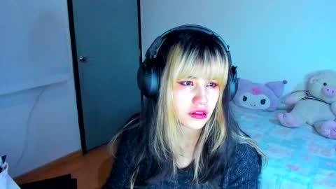 Snapshot of azu_moure chatting on 13, 1, 2025 Azu Moure online show from 13, 1, 2025