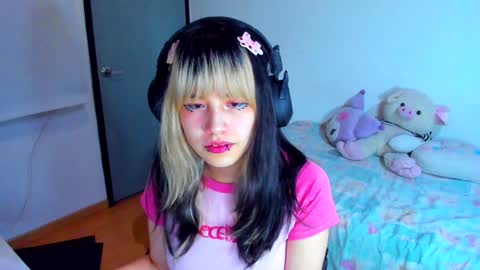 Snapshot of azu_moure chatting on 18, 1, 2025 Azu Moure online show from 18, 1, 2025