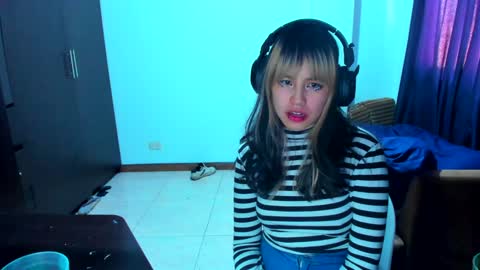 Snapshot of azu_moure chatting on 19, 1, 2025 Azu Moure online show from 19, 1, 2025